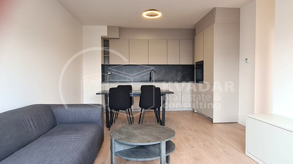 Stan za investiciju ili život – namješten, A+, terasa, parking