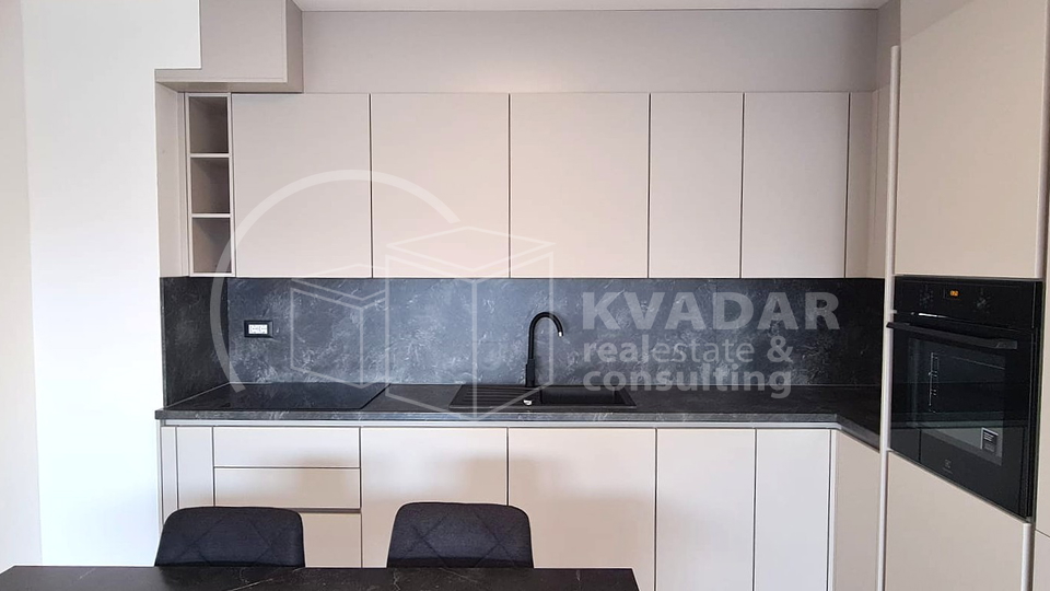 Stan za investiciju ili život – namješten, A+, terasa, parking