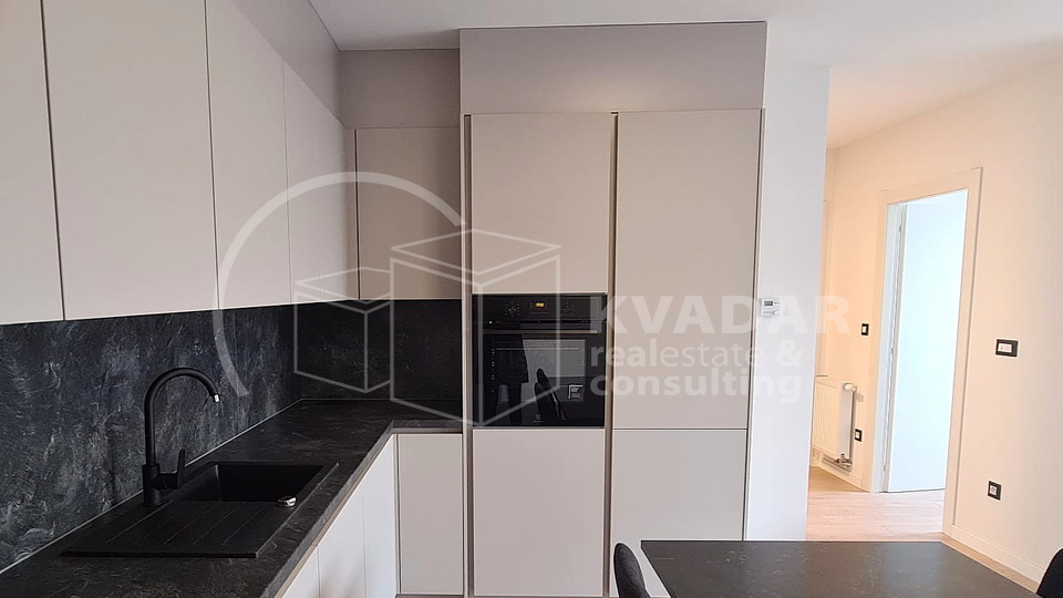 Stan za investiciju ili život – namješten, A+, terasa, parking