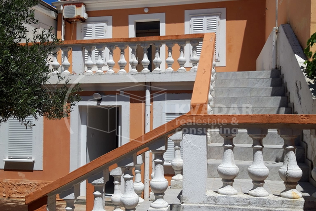 PRODAJA - KUĆA KATNICA 140m2 - PRIVLAKA SAMO 70M OD MORA! IZVRSNA INVESTICIJA!!