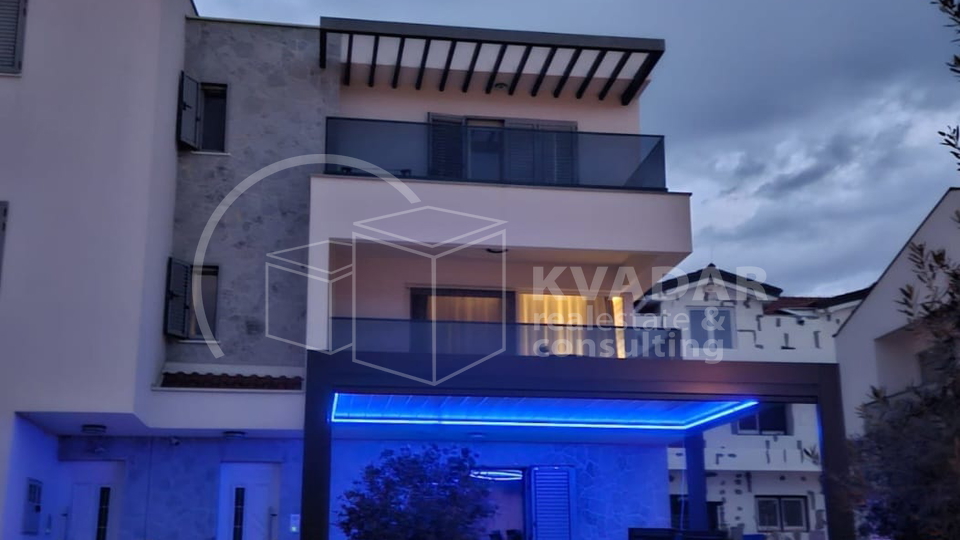 BEZ PROVIZIJE&ast;&ast;&ast; TOP PONUDA &excl;&excl;&excl; Prodaje se moderna  dvojna ku&cacute;a  u Vodicama &sol;152 m2 &sol; Potpuno namje&scaron;teno