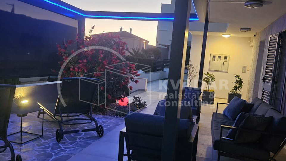 BEZ PROVIZIJE&ast;&ast;&ast; TOP PONUDA &excl;&excl;&excl; Prodaje se moderna  dvojna ku&cacute;a  u Vodicama &sol;152 m2 &sol; Potpuno namje&scaron;teno