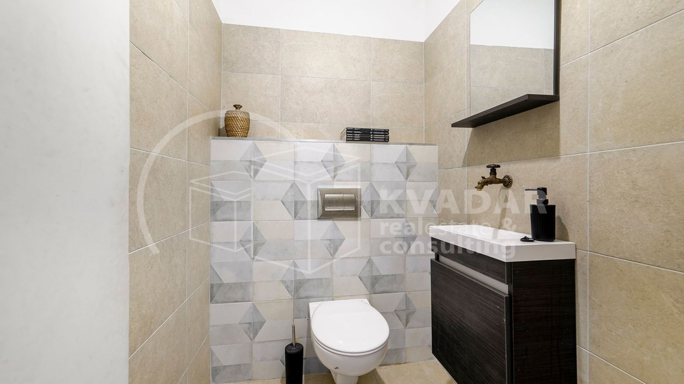 &Scaron;ibenik&sol;centar&sol;prodaje se moderan 3-sobni stan &sol;71m2&sol; izvrsna lokacija&excl;