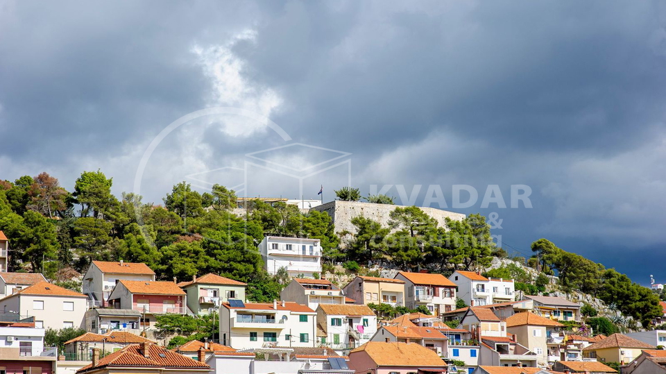 &Scaron;ibenik&sol;centar&sol;prodaje se moderan 3-sobni stan &sol;71m2&sol; izvrsna lokacija&excl;