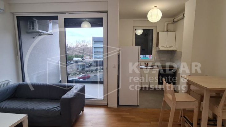 3-soban stan s uklju&ccaron;enim re&zcaron;ijama i parkirnim mjestom u cijeni najma