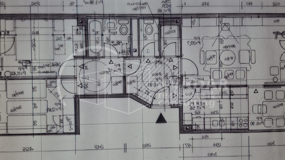 Maksimir&sol;3-soban stan s balkonom i zatvorenom lo&dstrok;om&comma; parking u dvori&scaron;tu&excl;