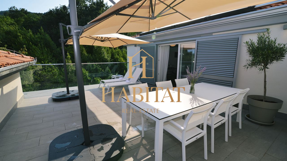 Lovran, stan, 120 m2, prvi red do mora