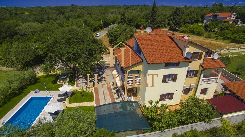 Villa mit 6 Wohnungen, nahe Umag / Murine , 1.500m vom Strand entfernt