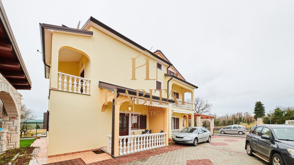 Villa mit 6 Wohnungen, nahe Umag / Murine , 1.500m vom Strand entfernt