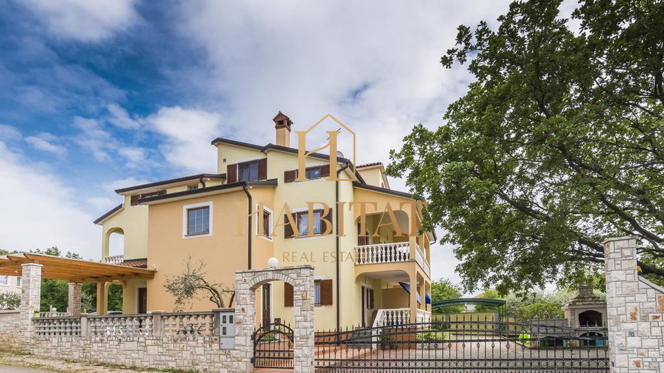 Villa mit 6 Wohnungen, nahe Umag / Murine , 1.500m vom Strand entfernt