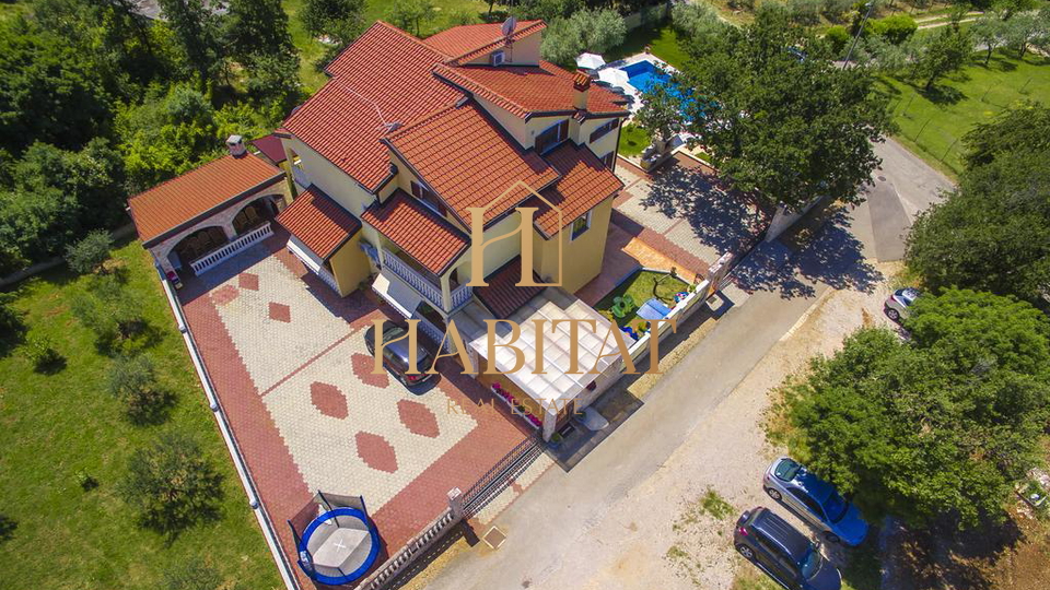 Villa mit 6 Wohnungen, nahe Umag / Murine , 1.500m vom Strand entfernt