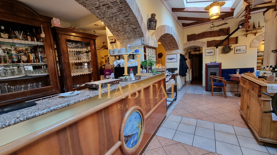 Umag, Restoran sa tavernom i 7 soba sa kupatilima, kompletno uredjeno