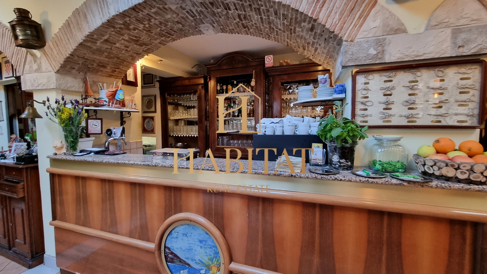 Umag, Restoran sa tavernom i 7 soba sa kupatilima, kompletno uredjeno