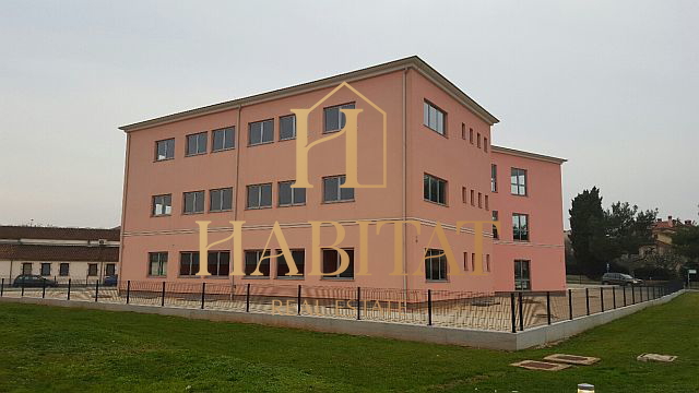 Istrien, Rovinj, gewerbliches Wohngebäude 1260m2, 1683m2 Bauland, 30 Parkplätze, 450m vom Meer entfernt