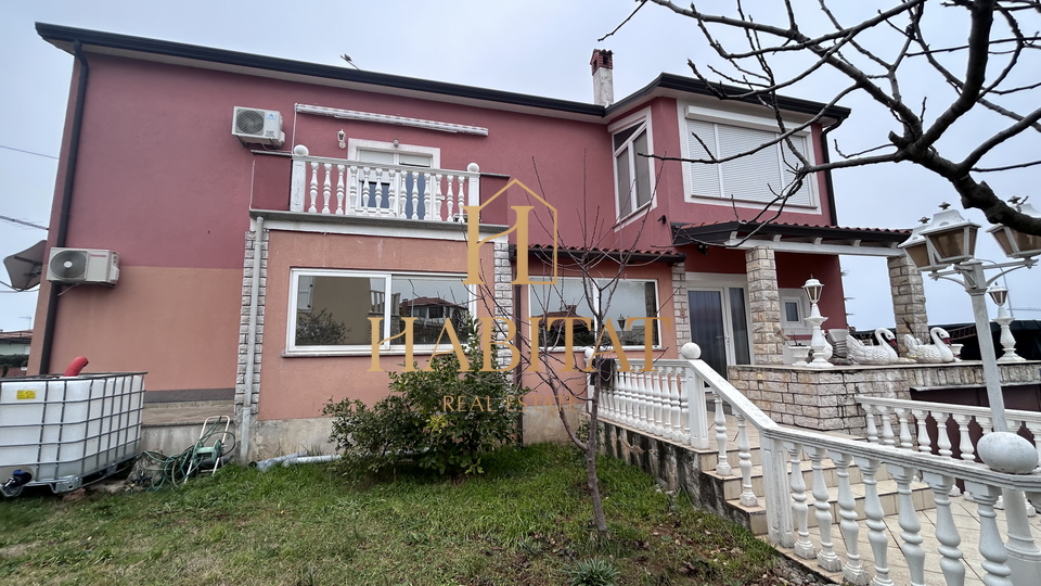 Istrien, Umag, zu verkaufen Haus 246m2, 5 Schlafzimmer , 200m vom Meer