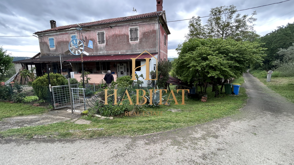 Istria, Plovania, casa doppia su un terreno edificabile di 721m2, 18857m2 di terreno agricolo, bosco