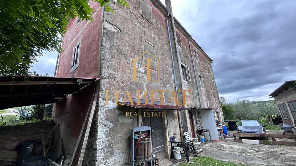 Istria, Plovania, casa doppia su un terreno edificabile di 721m2, 18857m2 di terreno agricolo, bosco