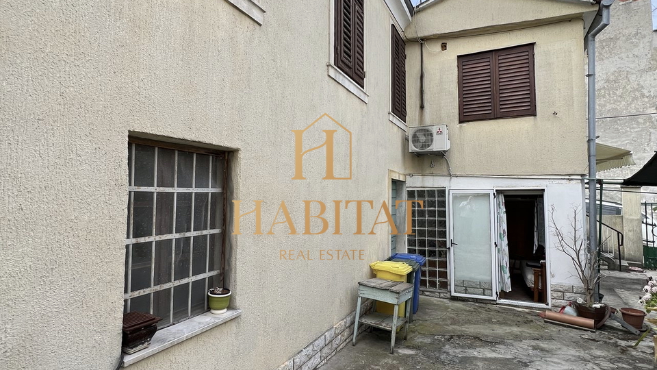 Istria, Pula center, house 150m2, 3 parking spaces, garage, near the hospital