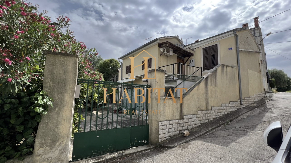 Istria, centro di Pola, casa 150m2, 3 posti auto, garage, vicino all'ospedale