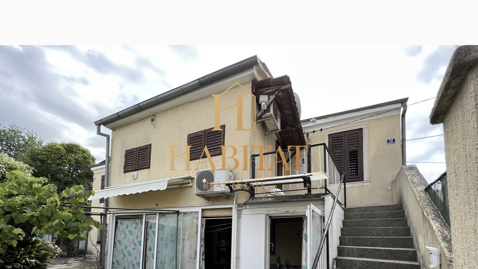 Istria, centro di Pola, casa 150m2, 3 posti auto, garage, vicino all'ospedale