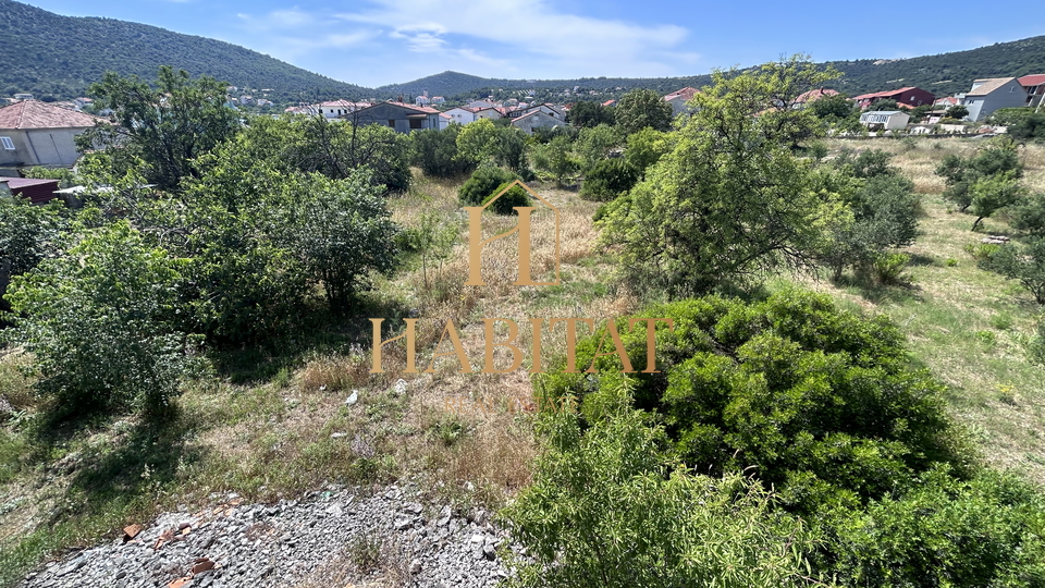 Dalmacija , Split , Vinišćce , zazidljivo zemljišče , mešano naselje , temno rumena cona , pogled na morje