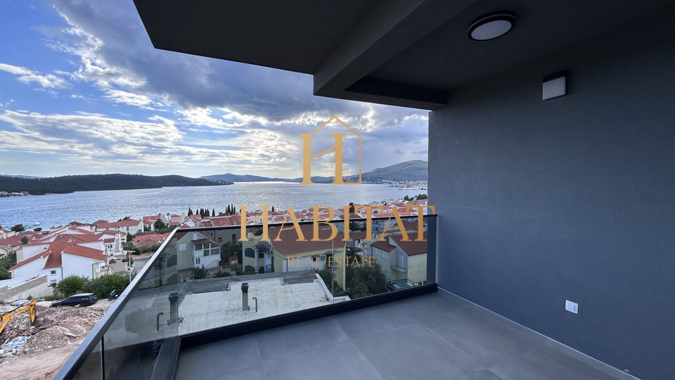 Dalmacija , Okrug Gornji , Penthouse 147m2, panoramski pogled na more , bazen