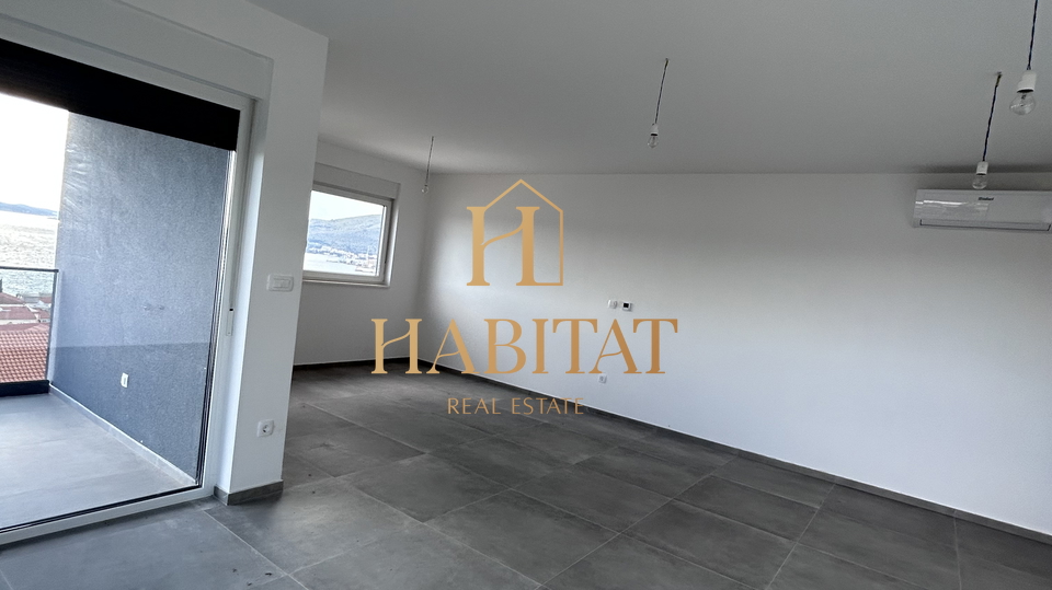 Dalmacija , Okrug Gornji , Penthouse 147m2, panoramski pogled na more , bazen