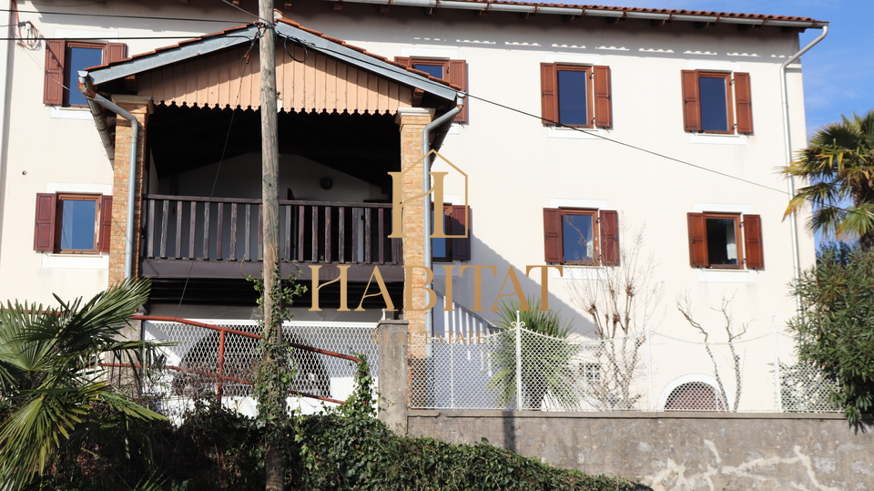 Pobri - Opatija, glavna veća kuća i manja sporedna kuća kao cjelina, prodaju se.