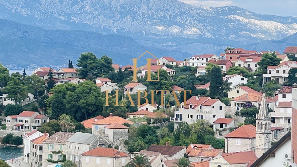 Dalmatien, Brač, Splitska, Baugrundstück 550m2, nah am Strand und Meer, Meerblick