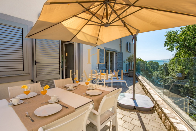 Lovran, stan, 120 m2, prvi red do mora