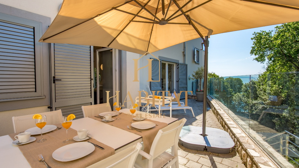 Lovran, stan, 120 m2, prvi red do mora