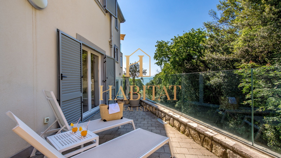 Lovran, stan, 120 m2, prvi red do mora