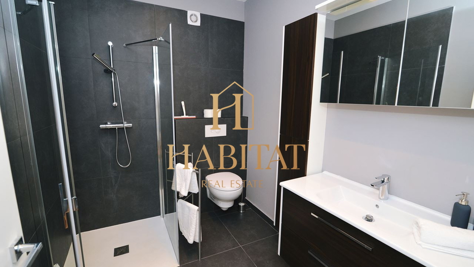 Lovran, stan, 120 m2, prvi red do mora