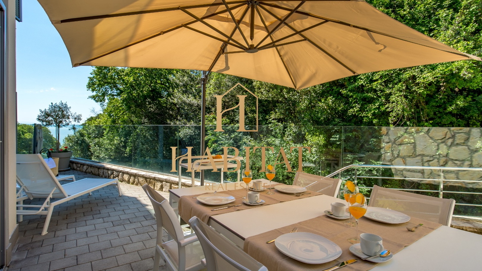 Lovran, stan, 120 m2, prvi red do mora