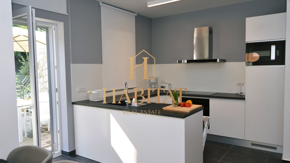 Lovran, stan, 120 m2, prvi red do mora