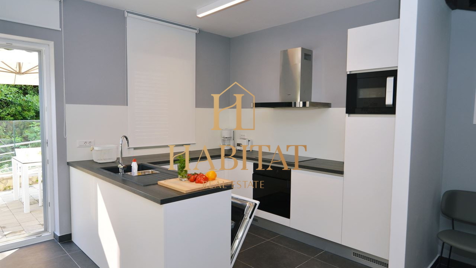 Lovran, stan, 120 m2, prvi red do mora