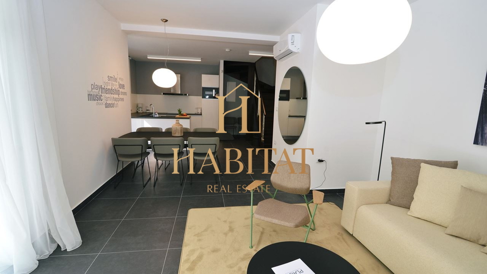 Lovran, stan, 120 m2, prvi red do mora