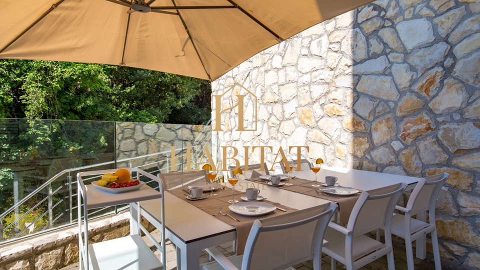 Lovran, stan, 120 m2, prvi red do mora