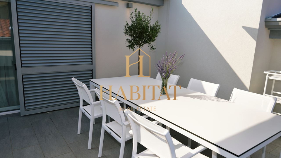 Lovran, stan, 120 m2, prvi red do mora