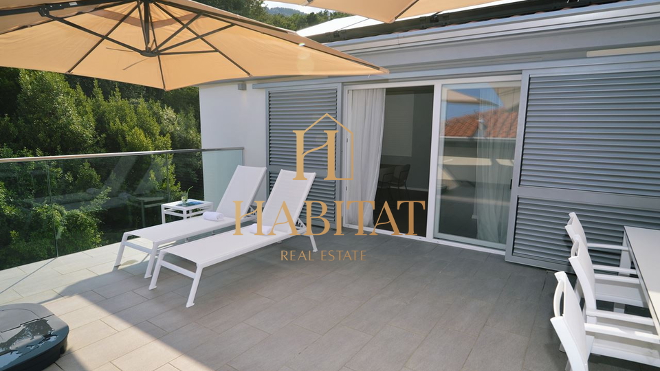 Lovran, stan, 120 m2, prvi red do mora