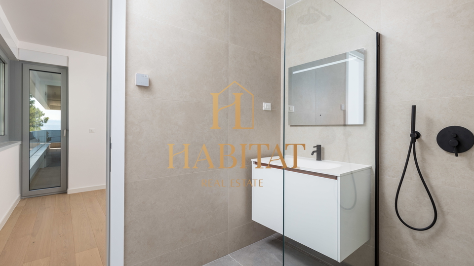 Opatija, stan 2S+DB s bazenom i pogledom na more