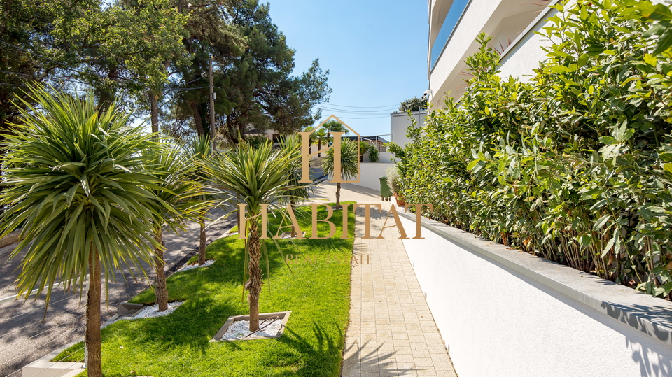 Opatija, novogradnja sa 7 stanova, garažom i bazenom