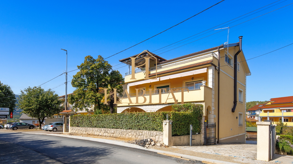 Kastav, samostojeća kuća s 3 stana i bazenom