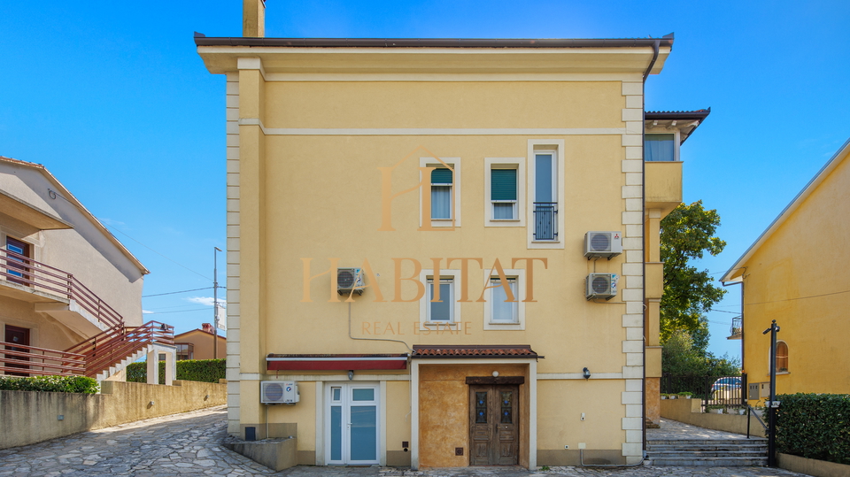 Kastav, samostojeća kuća s 3 stana i bazenom