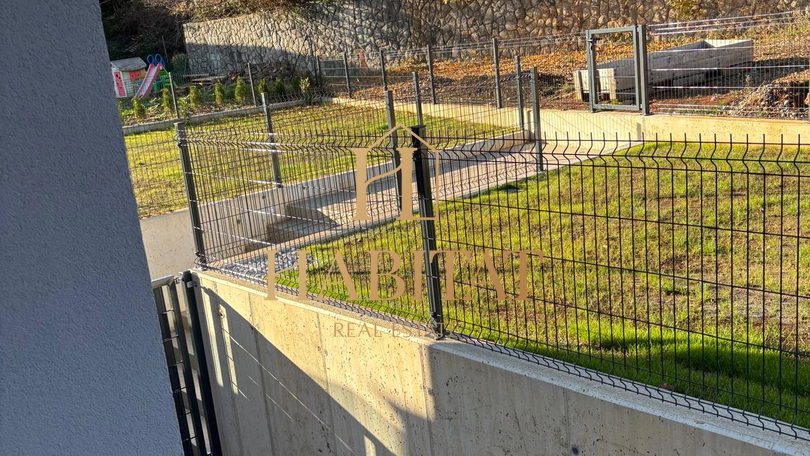 Lovran&comma; stan s vrtom u novogradnji&comma; 2S&plus;DB&comma; 114&comma;82 m2