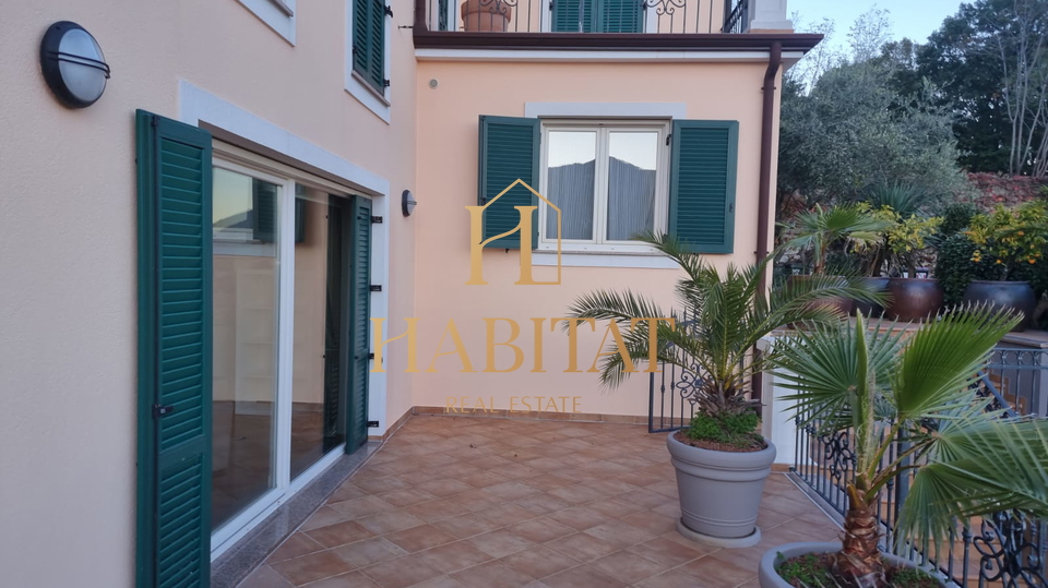 Opatija - I&ccaron;i&cacute;i&comma; eta&zcaron;a vile s velikom terasom i pogledom na more