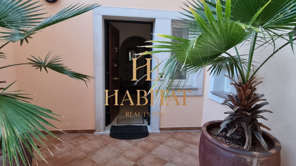 Opatija - I&ccaron;i&cacute;i&comma; eta&zcaron;a vile s velikom terasom i pogledom na more