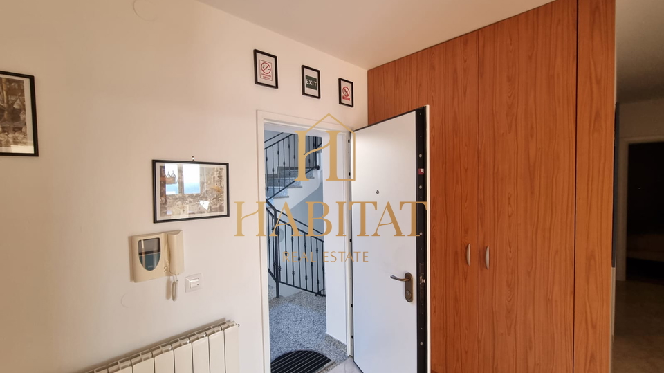 Opatija - I&ccaron;i&cacute;i&comma; eta&zcaron;a vile s velikom terasom i pogledom na more