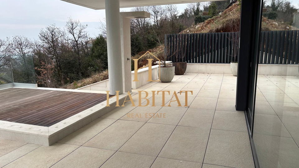 Opatija&comma; luksuzni stan s bazenom&comma; vrtom i pogledom na more