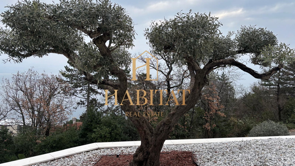 Opatija&comma; luksuzni stan s bazenom&comma; vrtom i pogledom na more